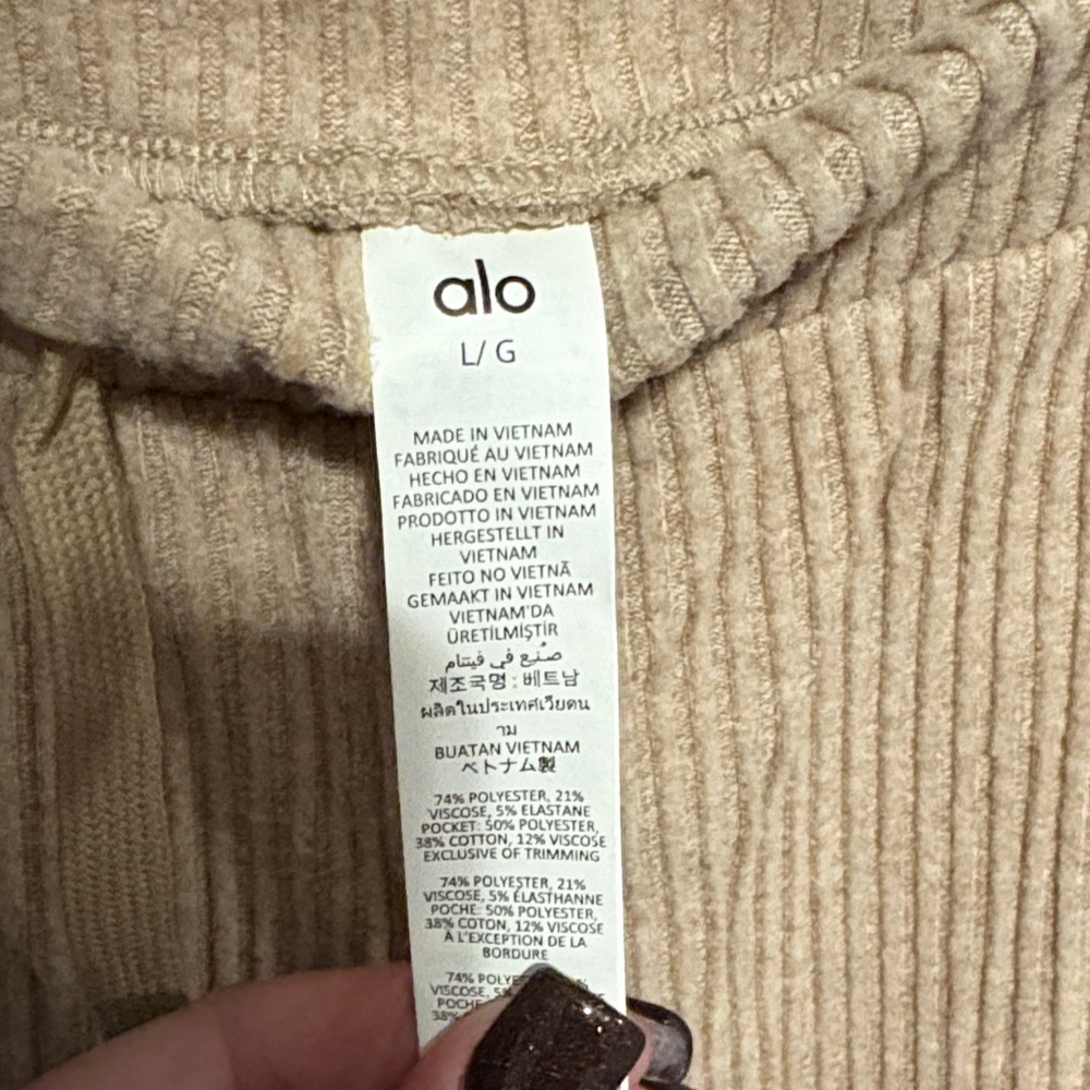ALO Yoga Muse Wide Leg Pant - Picture 4 of 8